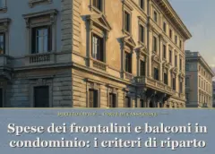 Dipinto ad olio della monumentale facciata di un palazzo storico condominiale con profili e modanature in pietra illuminati dal sole radente